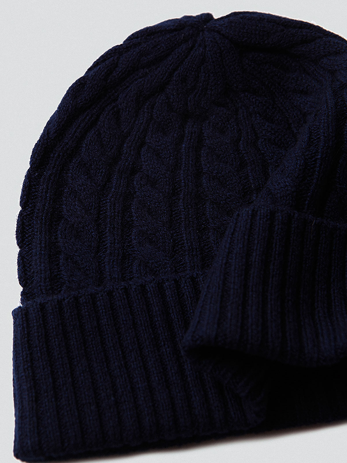 製品画像: ケーブル柄 ウールニット3点セット(マフラー、帽子、手袋)の全体展示画像。エレガントで統一感のあるデザインが特徴。柔らかなラムウールとカシミヤ混紡素材を使用し、冬の防寒用に最適。
詳細画像: ケーブル柄の編み目をクローズアップした詳細画像。高品質ラムウール90%とカシミヤ10%混紡素材の柔らかさと光沢感を強調したディテール。