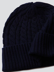 製品画像: ケーブル柄 ウールニット3点セット(マフラー、帽子、手袋)の全体展示画像。エレガントで統一感のあるデザインが特徴。柔らかなラムウールとカシミヤ混紡素材を使用し、冬の防寒用に最適。
詳細画像: ケーブル柄の編み目をクローズアップした詳細画像。高品質ラムウール90%とカシミヤ10%混紡素材の柔らかさと光沢感を強調したディテール。