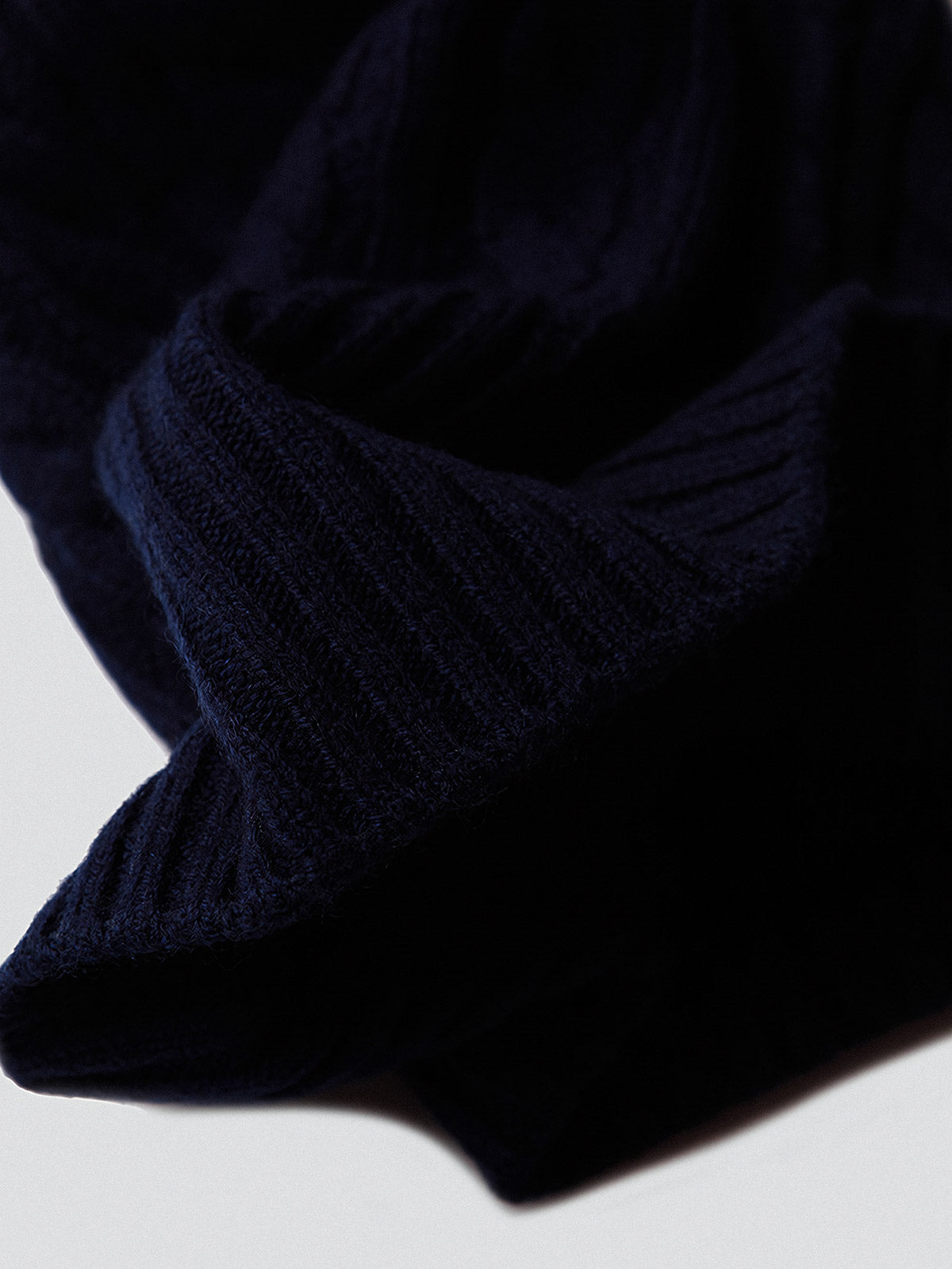 製品画像: ケーブル柄 ウールニット3点セット(マフラー、帽子、手袋)の全体展示画像。エレガントで統一感のあるデザインが特徴。柔らかなラムウールとカシミヤ混紡素材を使用し、冬の防寒用に最適。
詳細画像: ケーブル柄の編み目をクローズアップした詳細画像。高品質ラムウール90%とカシミヤ10%混紡素材の柔らかさと光沢感を強調したディテール。