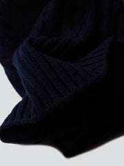 製品画像: ケーブル柄 ウールニット3点セット(マフラー、帽子、手袋)の全体展示画像。エレガントで統一感のあるデザインが特徴。柔らかなラムウールとカシミヤ混紡素材を使用し、冬の防寒用に最適。
詳細画像: ケーブル柄の編み目をクローズアップした詳細画像。高品質ラムウール90%とカシミヤ10%混紡素材の柔らかさと光沢感を強調したディテール。