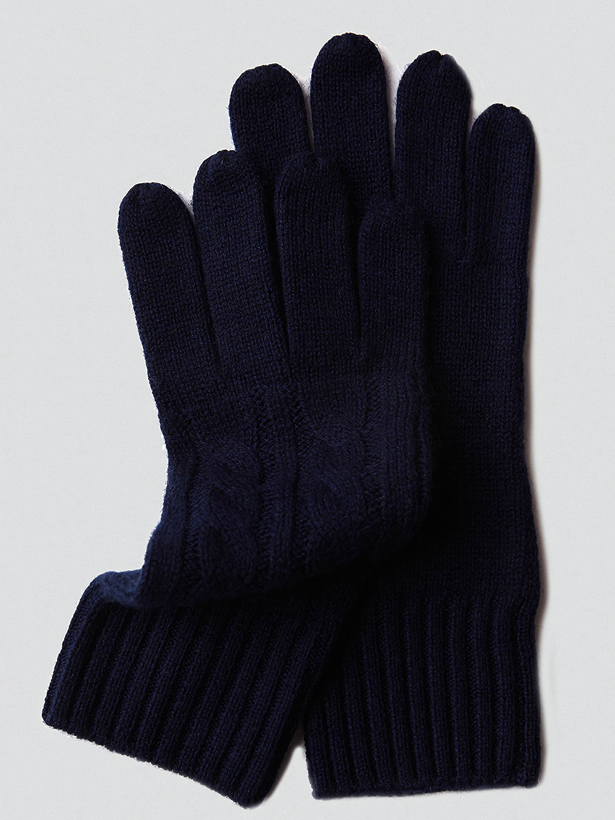 製品画像: ケーブル柄 ウールニット3点セット(マフラー、帽子、手袋)の全体展示画像。エレガントで統一感のあるデザインが特徴。柔らかなラムウールとカシミヤ混紡素材を使用し、冬の防寒用に最適。
詳細画像: ケーブル柄の編み目をクローズアップした詳細画像。高品質ラムウール90%とカシミヤ10%混紡素材の柔らかさと光沢感を強調したディテール。