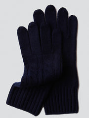 製品画像: ケーブル柄 ウールニット3点セット(マフラー、帽子、手袋)の全体展示画像。エレガントで統一感のあるデザインが特徴。柔らかなラムウールとカシミヤ混紡素材を使用し、冬の防寒用に最適。
詳細画像: ケーブル柄の編み目をクローズアップした詳細画像。高品質ラムウール90%とカシミヤ10%混紡素材の柔らかさと光沢感を強調したディテール。