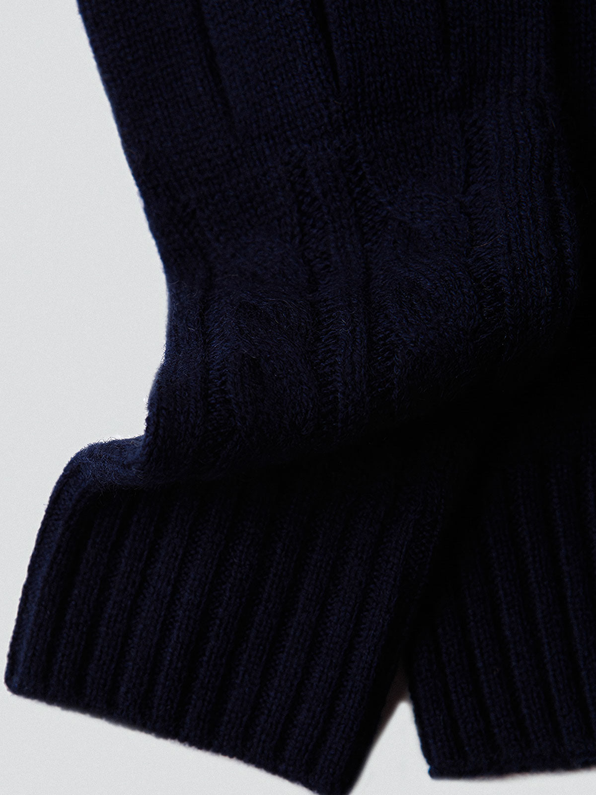 製品画像: ケーブル柄 ウールニット3点セット(マフラー、帽子、手袋)の全体展示画像。エレガントで統一感のあるデザインが特徴。柔らかなラムウールとカシミヤ混紡素材を使用し、冬の防寒用に最適。
詳細画像: ケーブル柄の編み目をクローズアップした詳細画像。高品質ラムウール90%とカシミヤ10%混紡素材の柔らかさと光沢感を強調したディテール。