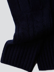 製品画像: ケーブル柄 ウールニット3点セット(マフラー、帽子、手袋)の全体展示画像。エレガントで統一感のあるデザインが特徴。柔らかなラムウールとカシミヤ混紡素材を使用し、冬の防寒用に最適。
詳細画像: ケーブル柄の編み目をクローズアップした詳細画像。高品質ラムウール90%とカシミヤ10%混紡素材の柔らかさと光沢感を強調したディテール。