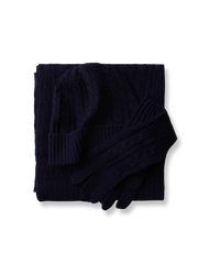 製品画像: ケーブル柄 ウールニット3点セット(マフラー、帽子、手袋)の全体展示画像。エレガントで統一感のあるデザインが特徴。柔らかなラムウールとカシミヤ混紡素材を使用し、冬の防寒用に最適。
詳細画像: ケーブル柄の編み目をクローズアップした詳細画像。高品質ラムウール90%とカシミヤ10%混紡素材の柔らかさと光沢感を強調したディテール。