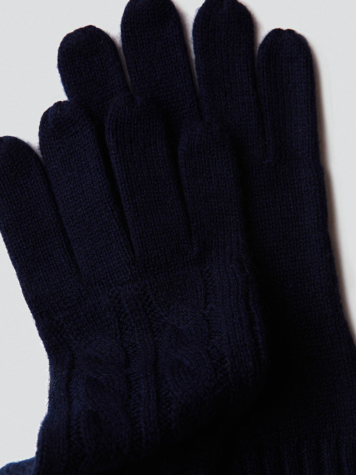 製品画像: ケーブル柄 ウールニット3点セット(マフラー、帽子、手袋)の全体展示画像。エレガントで統一感のあるデザインが特徴。柔らかなラムウールとカシミヤ混紡素材を使用し、冬の防寒用に最適。
詳細画像: ケーブル柄の編み目をクローズアップした詳細画像。高品質ラムウール90%とカシミヤ10%混紡素材の柔らかさと光沢感を強調したディテール。