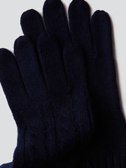 製品画像: ケーブル柄 ウールニット3点セット(マフラー、帽子、手袋)の全体展示画像。エレガントで統一感のあるデザインが特徴。柔らかなラムウールとカシミヤ混紡素材を使用し、冬の防寒用に最適。
詳細画像: ケーブル柄の編み目をクローズアップした詳細画像。高品質ラムウール90%とカシミヤ10%混紡素材の柔らかさと光沢感を強調したディテール。