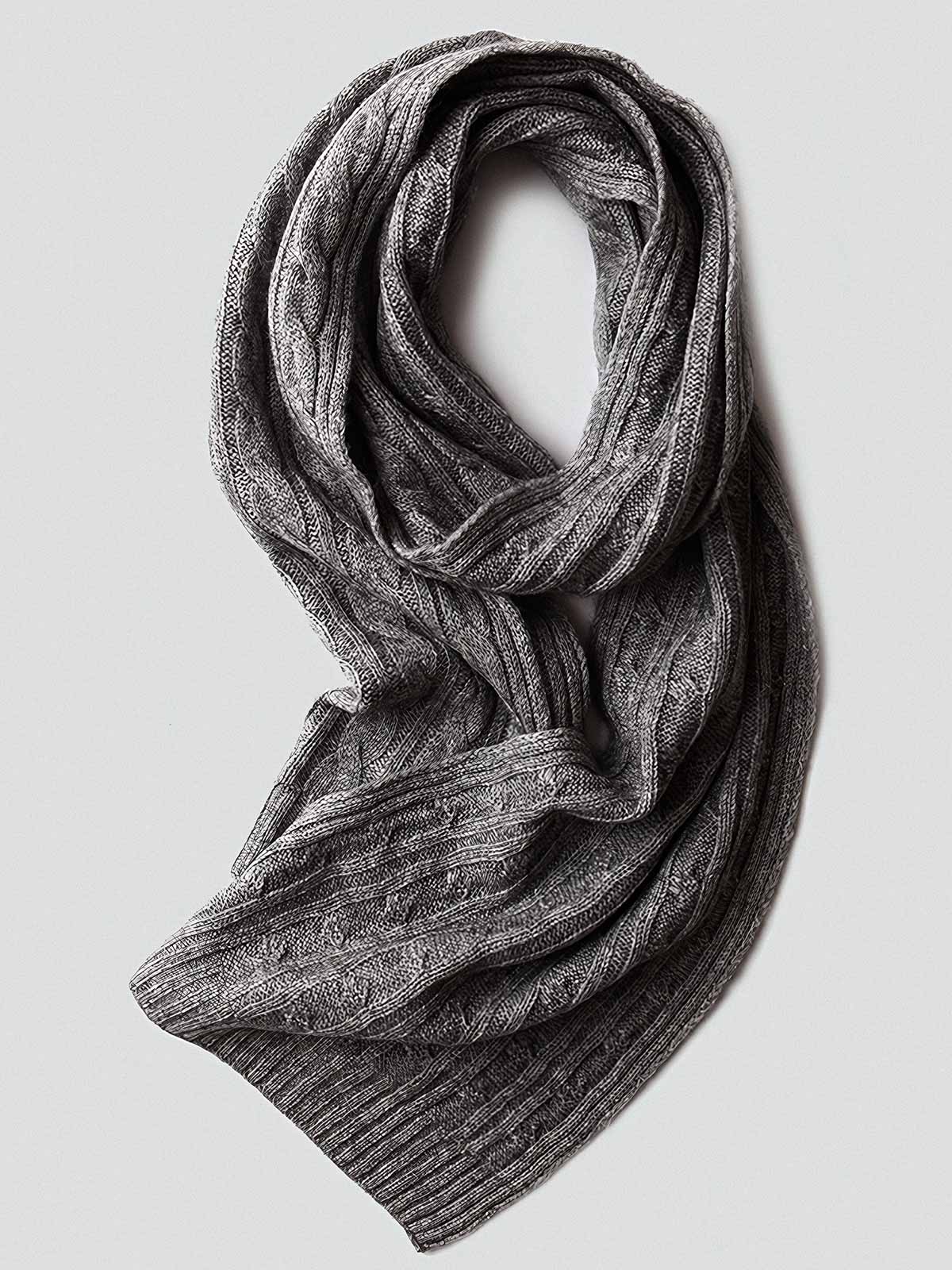 製品画像: ケーブル柄 ウールニット3点セット(マフラー、帽子、手袋)の全体展示画像。エレガントで統一感のあるデザインが特徴。柔らかなラムウールとカシミヤ混紡素材を使用し、冬の防寒用に最適。
詳細画像: ケーブル柄の編み目をクローズアップした詳細画像。高品質ラムウール90%とカシミヤ10%混紡素材の柔らかさと光沢感を強調したディテール。