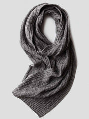 製品画像: ケーブル柄 ウールニット3点セット(マフラー、帽子、手袋)の全体展示画像。エレガントで統一感のあるデザインが特徴。柔らかなラムウールとカシミヤ混紡素材を使用し、冬の防寒用に最適。
詳細画像: ケーブル柄の編み目をクローズアップした詳細画像。高品質ラムウール90%とカシミヤ10%混紡素材の柔らかさと光沢感を強調したディテール。