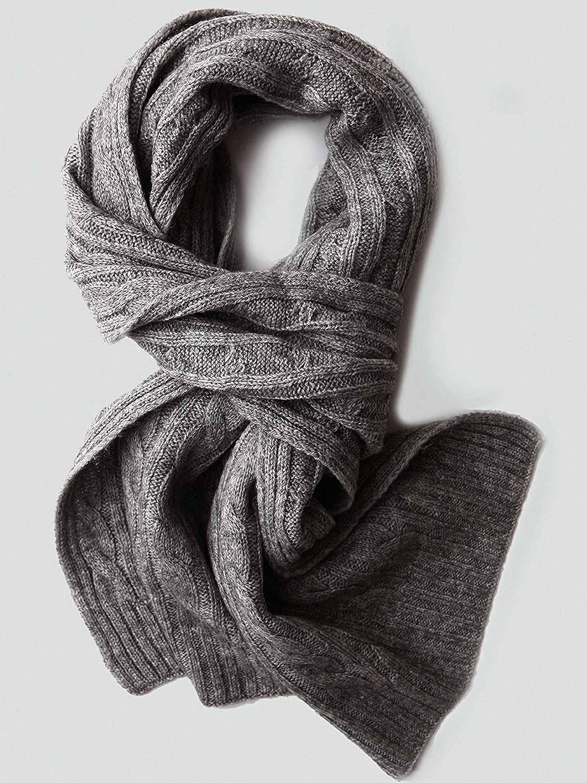 製品画像: ケーブル柄 ウールニット3点セット(マフラー、帽子、手袋)の全体展示画像。エレガントで統一感のあるデザインが特徴。柔らかなラムウールとカシミヤ混紡素材を使用し、冬の防寒用に最適。
詳細画像: ケーブル柄の編み目をクローズアップした詳細画像。高品質ラムウール90%とカシミヤ10%混紡素材の柔らかさと光沢感を強調したディテール。