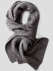 製品画像: ケーブル柄 ウールニット3点セット(マフラー、帽子、手袋)の全体展示画像。エレガントで統一感のあるデザインが特徴。柔らかなラムウールとカシミヤ混紡素材を使用し、冬の防寒用に最適。
詳細画像: ケーブル柄の編み目をクローズアップした詳細画像。高品質ラムウール90%とカシミヤ10%混紡素材の柔らかさと光沢感を強調したディテール。