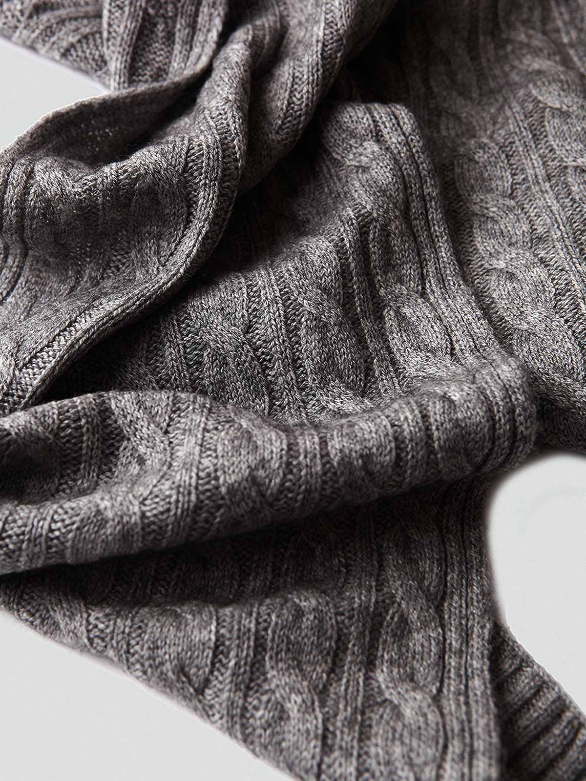 製品画像: ケーブル柄 ウールニット3点セット(マフラー、帽子、手袋)の全体展示画像。エレガントで統一感のあるデザインが特徴。柔らかなラムウールとカシミヤ混紡素材を使用し、冬の防寒用に最適。
詳細画像: ケーブル柄の編み目をクローズアップした詳細画像。高品質ラムウール90%とカシミヤ10%混紡素材の柔らかさと光沢感を強調したディテール。