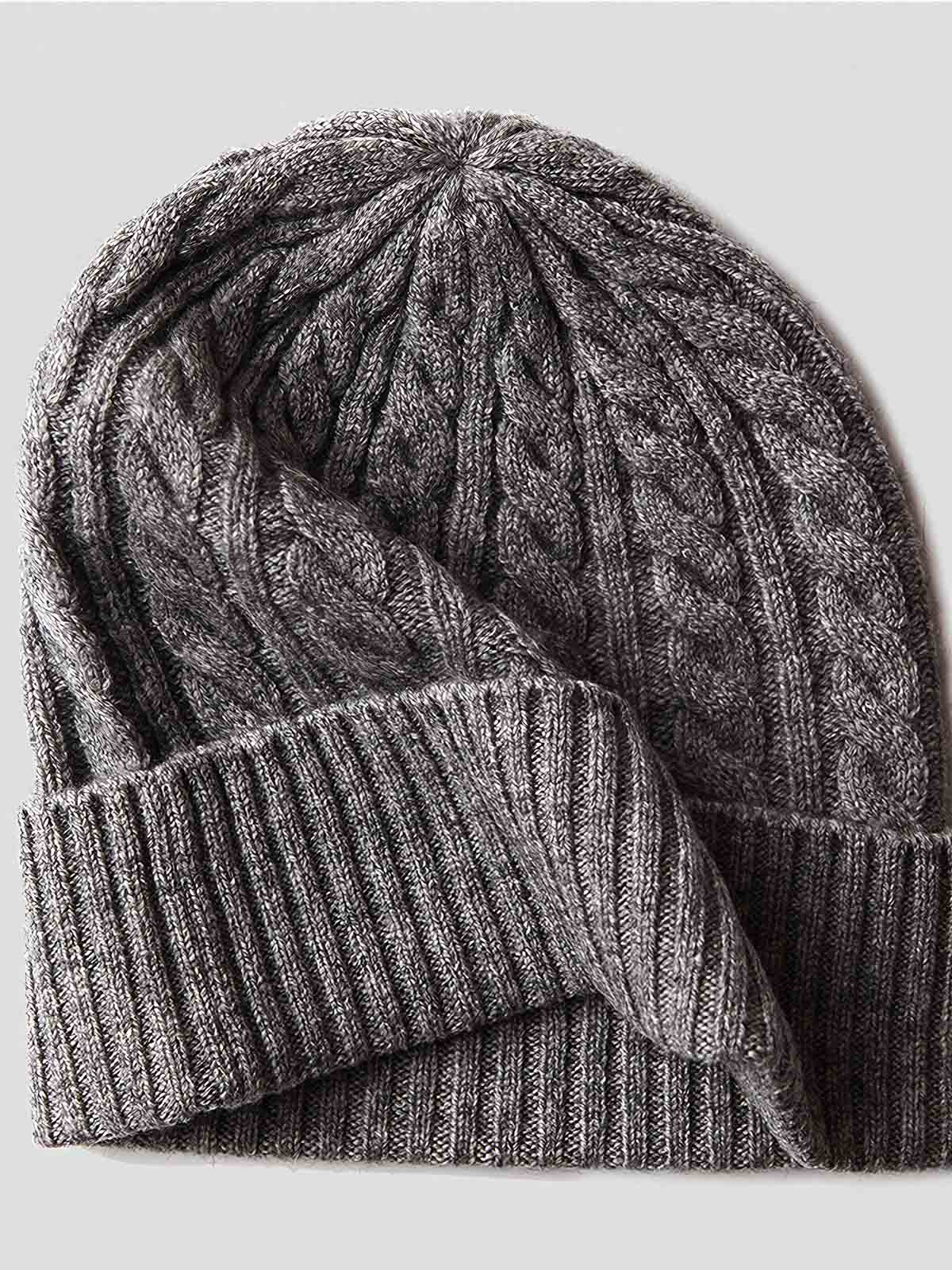 製品画像: ケーブル柄 ウールニット3点セット(マフラー、帽子、手袋)の全体展示画像。エレガントで統一感のあるデザインが特徴。柔らかなラムウールとカシミヤ混紡素材を使用し、冬の防寒用に最適。
詳細画像: ケーブル柄の編み目をクローズアップした詳細画像。高品質ラムウール90%とカシミヤ10%混紡素材の柔らかさと光沢感を強調したディテール。