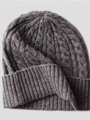 製品画像: ケーブル柄 ウールニット3点セット(マフラー、帽子、手袋)の全体展示画像。エレガントで統一感のあるデザインが特徴。柔らかなラムウールとカシミヤ混紡素材を使用し、冬の防寒用に最適。
詳細画像: ケーブル柄の編み目をクローズアップした詳細画像。高品質ラムウール90%とカシミヤ10%混紡素材の柔らかさと光沢感を強調したディテール。