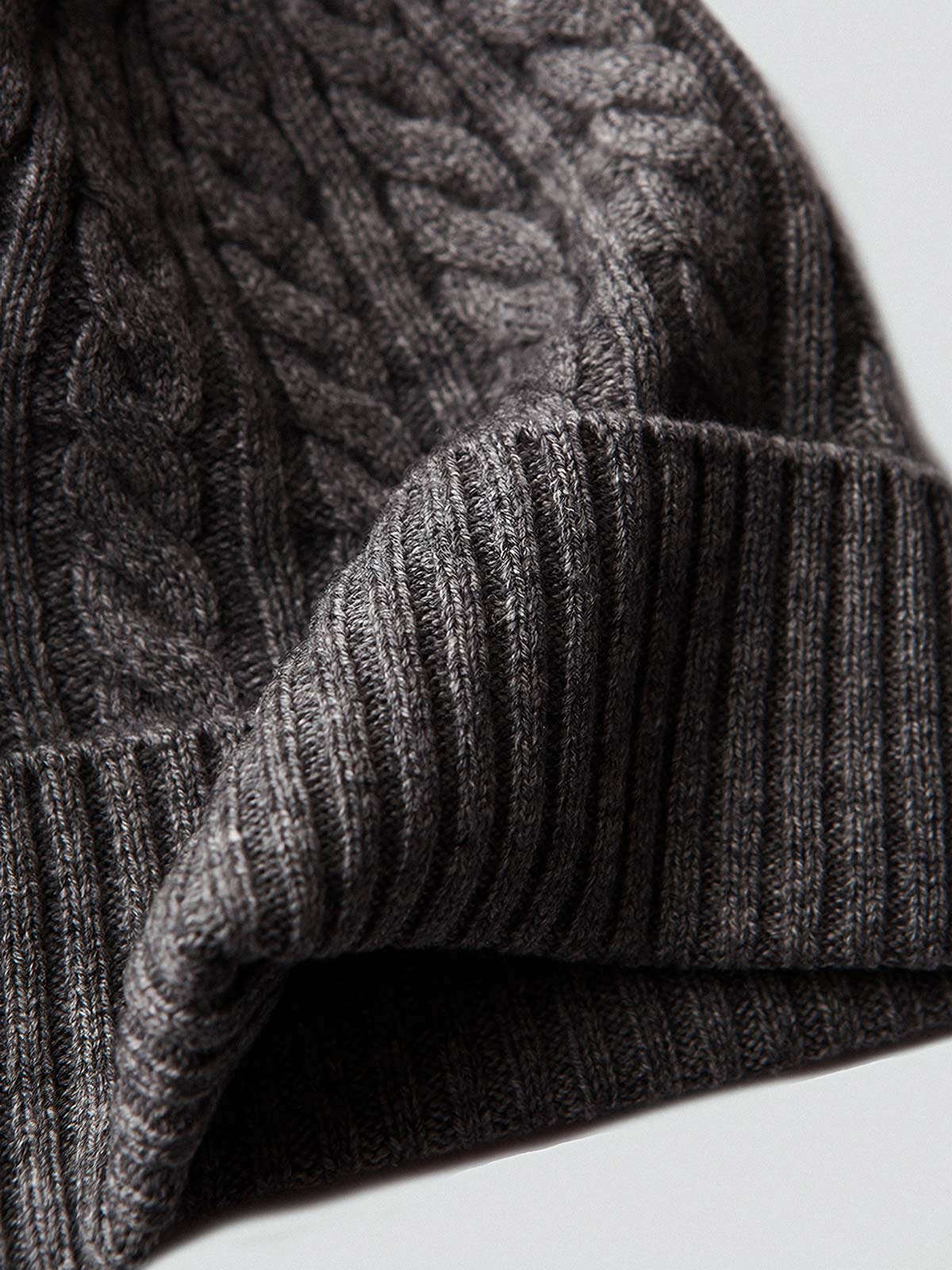 製品画像: ケーブル柄 ウールニット3点セット(マフラー、帽子、手袋)の全体展示画像。エレガントで統一感のあるデザインが特徴。柔らかなラムウールとカシミヤ混紡素材を使用し、冬の防寒用に最適。
詳細画像: ケーブル柄の編み目をクローズアップした詳細画像。高品質ラムウール90%とカシミヤ10%混紡素材の柔らかさと光沢感を強調したディテール。