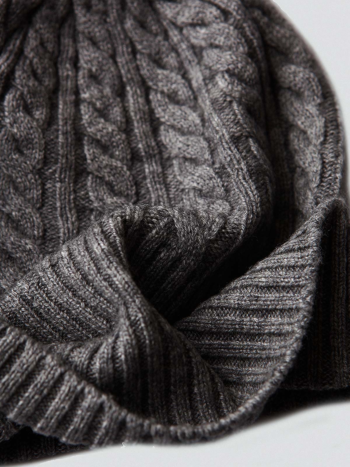 製品画像: ケーブル柄 ウールニット3点セット(マフラー、帽子、手袋)の全体展示画像。エレガントで統一感のあるデザインが特徴。柔らかなラムウールとカシミヤ混紡素材を使用し、冬の防寒用に最適。
詳細画像: ケーブル柄の編み目をクローズアップした詳細画像。高品質ラムウール90%とカシミヤ10%混紡素材の柔らかさと光沢感を強調したディテール。