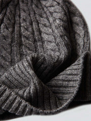 製品画像: ケーブル柄 ウールニット3点セット(マフラー、帽子、手袋)の全体展示画像。エレガントで統一感のあるデザインが特徴。柔らかなラムウールとカシミヤ混紡素材を使用し、冬の防寒用に最適。
詳細画像: ケーブル柄の編み目をクローズアップした詳細画像。高品質ラムウール90%とカシミヤ10%混紡素材の柔らかさと光沢感を強調したディテール。