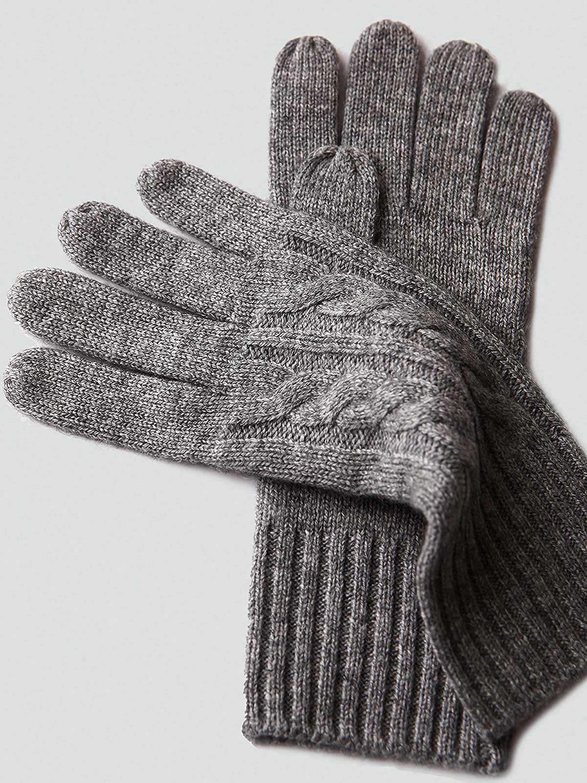 製品画像: ケーブル柄 ウールニット3点セット(マフラー、帽子、手袋)の全体展示画像。エレガントで統一感のあるデザインが特徴。柔らかなラムウールとカシミヤ混紡素材を使用し、冬の防寒用に最適。
詳細画像: ケーブル柄の編み目をクローズアップした詳細画像。高品質ラムウール90%とカシミヤ10%混紡素材の柔らかさと光沢感を強調したディテール。