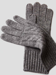 製品画像: ケーブル柄 ウールニット3点セット(マフラー、帽子、手袋)の全体展示画像。エレガントで統一感のあるデザインが特徴。柔らかなラムウールとカシミヤ混紡素材を使用し、冬の防寒用に最適。
詳細画像: ケーブル柄の編み目をクローズアップした詳細画像。高品質ラムウール90%とカシミヤ10%混紡素材の柔らかさと光沢感を強調したディテール。