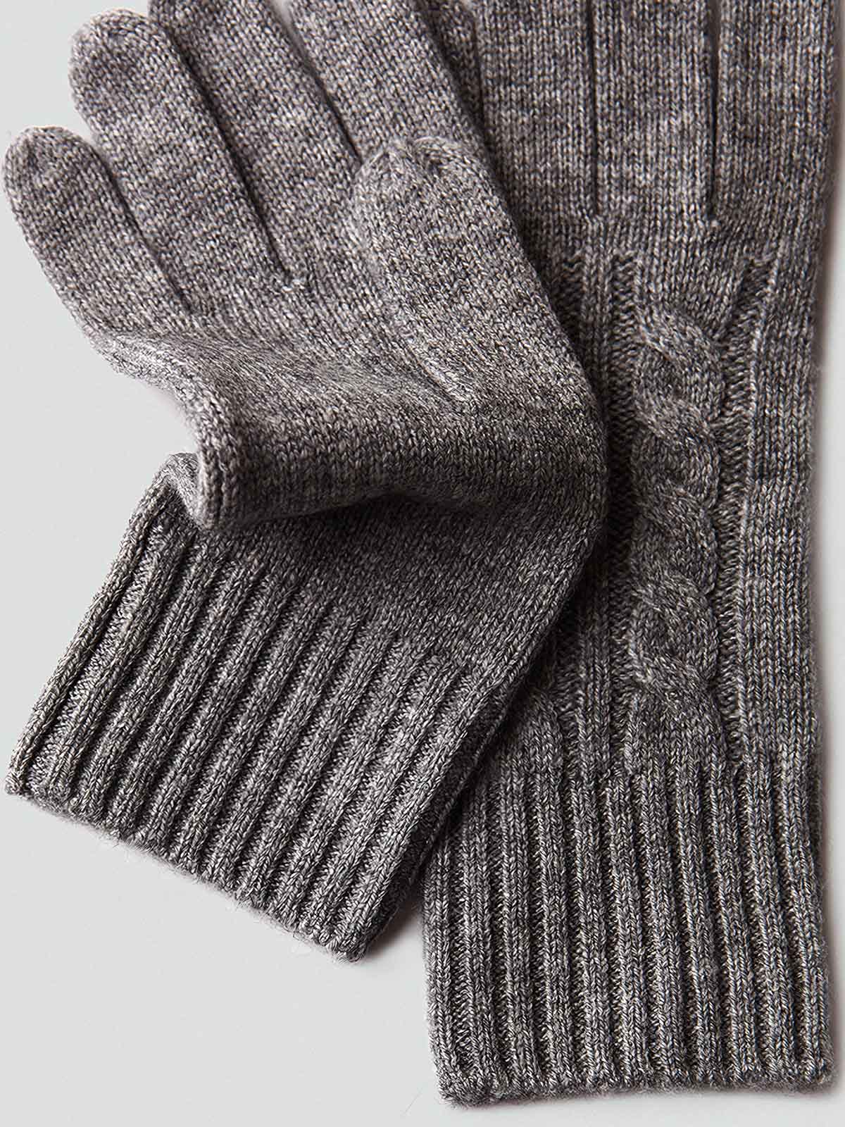 製品画像: ケーブル柄 ウールニット3点セット(マフラー、帽子、手袋)の全体展示画像。エレガントで統一感のあるデザインが特徴。柔らかなラムウールとカシミヤ混紡素材を使用し、冬の防寒用に最適。
詳細画像: ケーブル柄の編み目をクローズアップした詳細画像。高品質ラムウール90%とカシミヤ10%混紡素材の柔らかさと光沢感を強調したディテール。