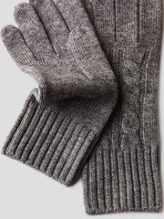 製品画像: ケーブル柄 ウールニット3点セット(マフラー、帽子、手袋)の全体展示画像。エレガントで統一感のあるデザインが特徴。柔らかなラムウールとカシミヤ混紡素材を使用し、冬の防寒用に最適。
詳細画像: ケーブル柄の編み目をクローズアップした詳細画像。高品質ラムウール90%とカシミヤ10%混紡素材の柔らかさと光沢感を強調したディテール。