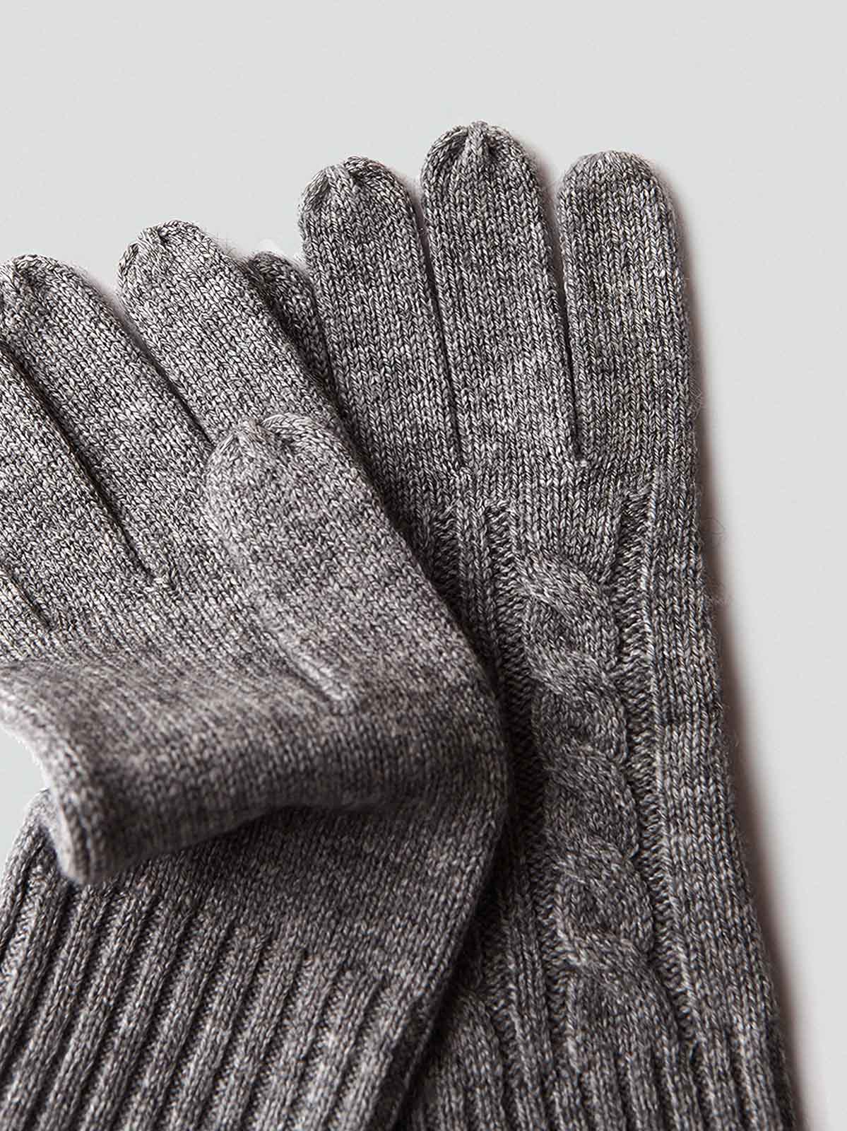 製品画像: ケーブル柄 ウールニット3点セット(マフラー、帽子、手袋)の全体展示画像。エレガントで統一感のあるデザインが特徴。柔らかなラムウールとカシミヤ混紡素材を使用し、冬の防寒用に最適。
詳細画像: ケーブル柄の編み目をクローズアップした詳細画像。高品質ラムウール90%とカシミヤ10%混紡素材の柔らかさと光沢感を強調したディテール。