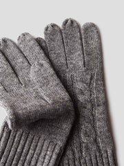 製品画像: ケーブル柄 ウールニット3点セット(マフラー、帽子、手袋)の全体展示画像。エレガントで統一感のあるデザインが特徴。柔らかなラムウールとカシミヤ混紡素材を使用し、冬の防寒用に最適。
詳細画像: ケーブル柄の編み目をクローズアップした詳細画像。高品質ラムウール90%とカシミヤ10%混紡素材の柔らかさと光沢感を強調したディテール。