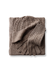 製品画像: ケーブル柄 ウールニット3点セット(マフラー、帽子、手袋)の全体展示画像。エレガントで統一感のあるデザインが特徴。柔らかなラムウールとカシミヤ混紡素材を使用し、冬の防寒用に最適。
詳細画像: ケーブル柄の編み目をクローズアップした詳細画像。高品質ラムウール90%とカシミヤ10%混紡素材の柔らかさと光沢感を強調したディテール。