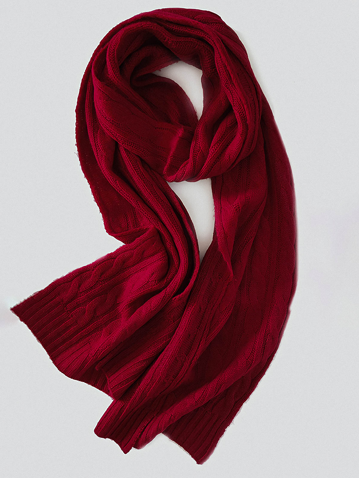 製品画像: ケーブル柄 ウールニット3点セット(マフラー、帽子、手袋)の全体展示画像。エレガントで統一感のあるデザインが特徴。柔らかなラムウールとカシミヤ混紡素材を使用し、冬の防寒用に最適。
詳細画像: ケーブル柄の編み目をクローズアップした詳細画像。高品質ラムウール90%とカシミヤ10%混紡素材の柔らかさと光沢感を強調したディテール。