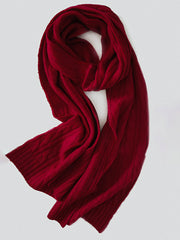 製品画像: ケーブル柄 ウールニット3点セット(マフラー、帽子、手袋)の全体展示画像。エレガントで統一感のあるデザインが特徴。柔らかなラムウールとカシミヤ混紡素材を使用し、冬の防寒用に最適。
詳細画像: ケーブル柄の編み目をクローズアップした詳細画像。高品質ラムウール90%とカシミヤ10%混紡素材の柔らかさと光沢感を強調したディテール。