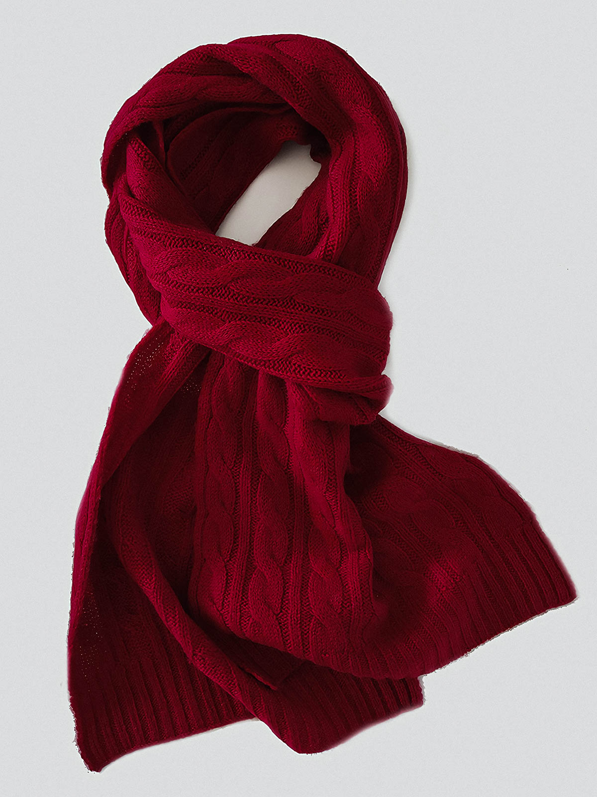 製品画像: ケーブル柄 ウールニット3点セット(マフラー、帽子、手袋)の全体展示画像。エレガントで統一感のあるデザインが特徴。柔らかなラムウールとカシミヤ混紡素材を使用し、冬の防寒用に最適。
詳細画像: ケーブル柄の編み目をクローズアップした詳細画像。高品質ラムウール90%とカシミヤ10%混紡素材の柔らかさと光沢感を強調したディテール。