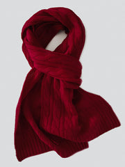 製品画像: ケーブル柄 ウールニット3点セット(マフラー、帽子、手袋)の全体展示画像。エレガントで統一感のあるデザインが特徴。柔らかなラムウールとカシミヤ混紡素材を使用し、冬の防寒用に最適。
詳細画像: ケーブル柄の編み目をクローズアップした詳細画像。高品質ラムウール90%とカシミヤ10%混紡素材の柔らかさと光沢感を強調したディテール。