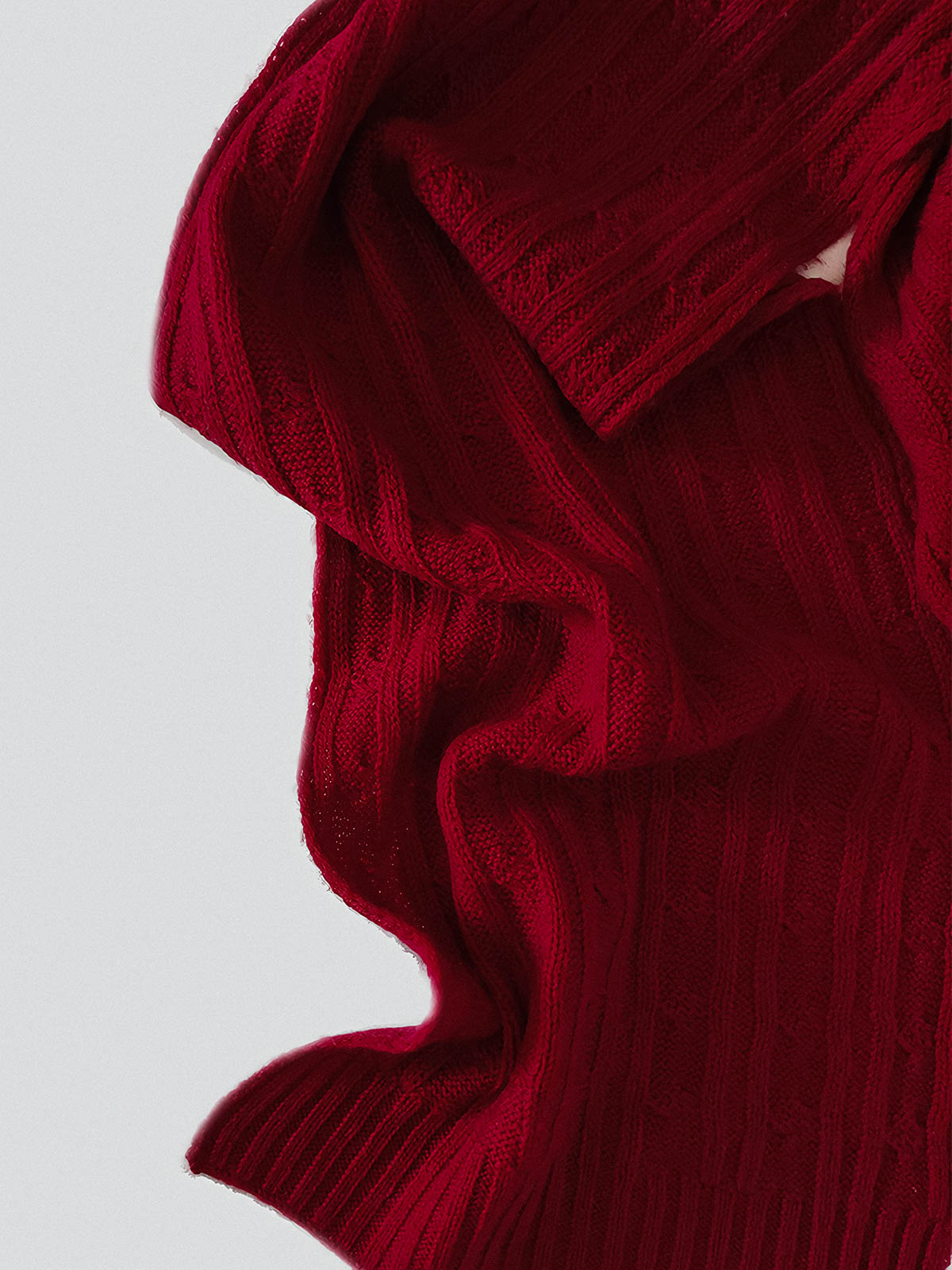 製品画像: ケーブル柄 ウールニット3点セット(マフラー、帽子、手袋)の全体展示画像。エレガントで統一感のあるデザインが特徴。柔らかなラムウールとカシミヤ混紡素材を使用し、冬の防寒用に最適。
詳細画像: ケーブル柄の編み目をクローズアップした詳細画像。高品質ラムウール90%とカシミヤ10%混紡素材の柔らかさと光沢感を強調したディテール。