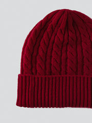 製品画像: ケーブル柄 ウールニット3点セット(マフラー、帽子、手袋)の全体展示画像。エレガントで統一感のあるデザインが特徴。柔らかなラムウールとカシミヤ混紡素材を使用し、冬の防寒用に最適。
詳細画像: ケーブル柄の編み目をクローズアップした詳細画像。高品質ラムウール90%とカシミヤ10%混紡素材の柔らかさと光沢感を強調したディテール。