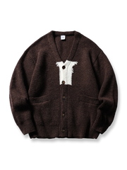 製品画像: ウール混紡 カラーブロック Vネック ニットカーディガンの全体展示画像。カラーブロックデザインがアクセントとなり、フロントポケットやリブ仕上げのディテールが際立つスタイリッシュな一着。軽量で暖かく、日常使いからフォーマルシーンまで対応可能。
詳細画像: フロントポケットとカラーブロック部分の編み目ディテールをクローズアップした画像。繊細な光沢と柔らかな触感を実現したウール混紡素材の質感を強調。リブ仕上げによるフィット感と保温性も確認可能。