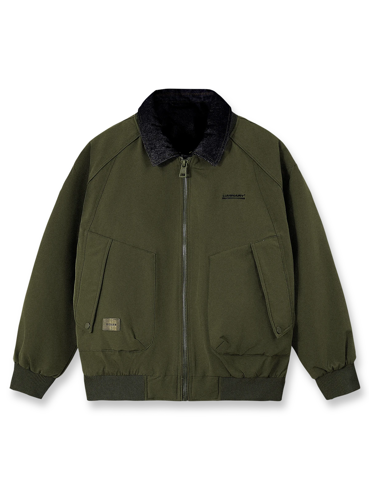 製品画像: デニムパッチワーク レイヤード 中綿ジャケットの全体展示画像。デニムパッチワークデザインがアクセントとなり、襟元の重ね着風スタイルが立体感を演出。グレー、ブラック、アーミーグリーンの3色展開が特徴。
詳細画像: デニムパッチワークの襟元とキルティング仕様の内側をクローズアップした画像。保温性とファッション性を高めるディテールで、素材の耐久性と速乾性が際立つ。