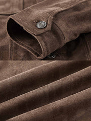 製品画像: スエード調 ターンダウンカラー ワークジャケットの全体展示画像。折り返し襟(ターンダウンカラー)とフラップポケットのクラシックなデザインが特徴。カーキ、グレー、コーヒー、ブラックの4色展開で、日常使いからカジュアルまで対応可能。
詳細画像: フラップポケットとボタンのディテールをクローズアップした画像。スエード調素材の柔らかい質感と耐久性をアピールし、デザインの細部にこだわりを表現。