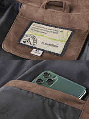 製品画像: スエード調 ターンダウンカラー ワークジャケットの全体展示画像。折り返し襟(ターンダウンカラー)とフラップポケットのクラシックなデザインが特徴。カーキ、グレー、コーヒー、ブラックの4色展開で、日常使いからカジュアルまで対応可能。
詳細画像: フラップポケットとボタンのディテールをクローズアップした画像。スエード調素材の柔らかい質感と耐久性をアピールし、デザインの細部にこだわりを表現。