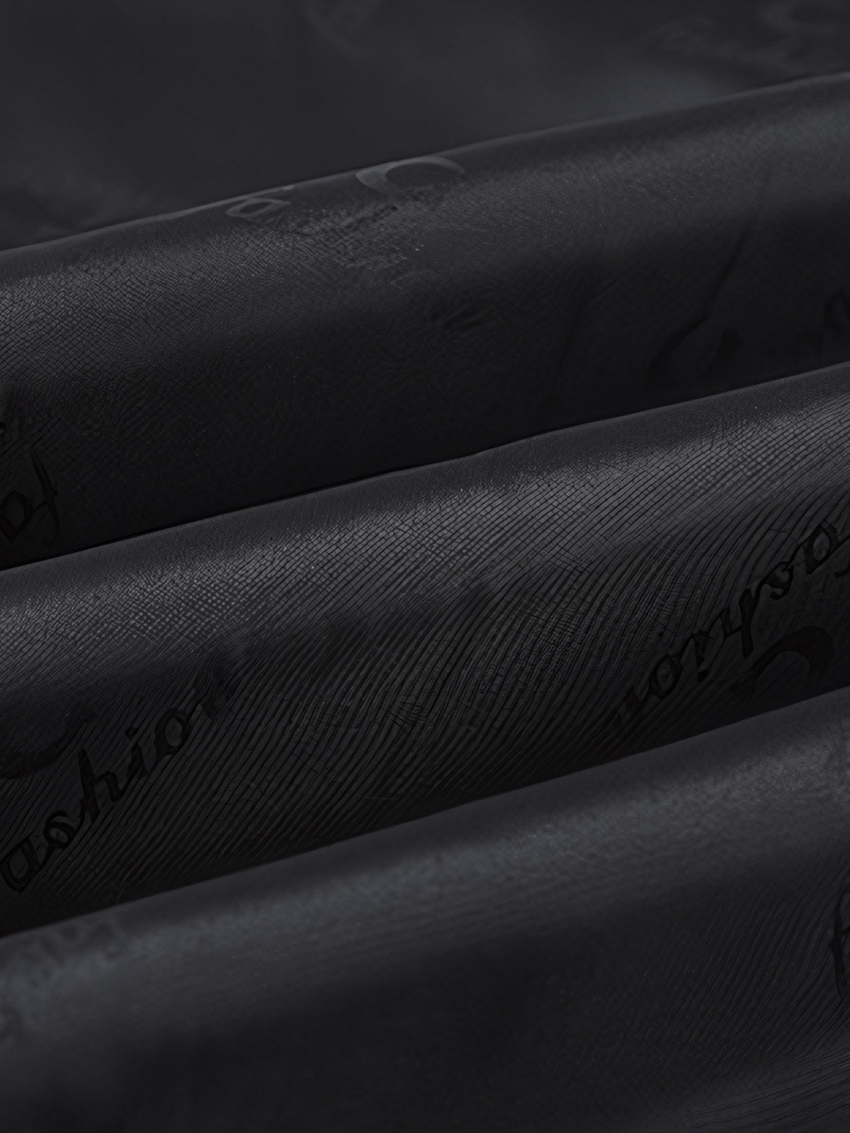 製品画像: スエード調 ターンダウンカラー ワークジャケットの全体展示画像。折り返し襟(ターンダウンカラー)とフラップポケットのクラシックなデザインが特徴。カーキ、グレー、コーヒー、ブラックの4色展開で、日常使いからカジュアルまで対応可能。
詳細画像: フラップポケットとボタンのディテールをクローズアップした画像。スエード調素材の柔らかい質感と耐久性をアピールし、デザインの細部にこだわりを表現。