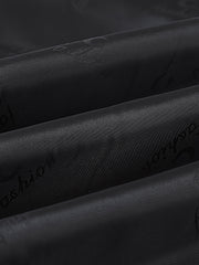 製品画像: スエード調 ターンダウンカラー ワークジャケットの全体展示画像。折り返し襟(ターンダウンカラー)とフラップポケットのクラシックなデザインが特徴。カーキ、グレー、コーヒー、ブラックの4色展開で、日常使いからカジュアルまで対応可能。
詳細画像: フラップポケットとボタンのディテールをクローズアップした画像。スエード調素材の柔らかい質感と耐久性をアピールし、デザインの細部にこだわりを表現。