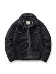 製品画像: スエード調 ターンダウンカラー ワークジャケットの全体展示画像。折り返し襟(ターンダウンカラー)とフラップポケットのクラシックなデザインが特徴。カーキ、グレー、コーヒー、ブラックの4色展開で、日常使いからカジュアルまで対応可能。
詳細画像: フラップポケットとボタンのディテールをクローズアップした画像。スエード調素材の柔らかい質感と耐久性をアピールし、デザインの細部にこだわりを表現。