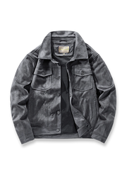 製品画像: スエード調 ターンダウンカラー ワークジャケットの全体展示画像。折り返し襟(ターンダウンカラー)とフラップポケットのクラシックなデザインが特徴。カーキ、グレー、コーヒー、ブラックの4色展開で、日常使いからカジュアルまで対応可能。
詳細画像: フラップポケットとボタンのディテールをクローズアップした画像。スエード調素材の柔らかい質感と耐久性をアピールし、デザインの細部にこだわりを表現。