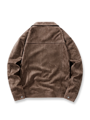 製品画像: スエード調 ターンダウンカラー ワークジャケットの全体展示画像。折り返し襟(ターンダウンカラー)とフラップポケットのクラシックなデザインが特徴。カーキ、グレー、コーヒー、ブラックの4色展開で、日常使いからカジュアルまで対応可能。
詳細画像: フラップポケットとボタンのディテールをクローズアップした画像。スエード調素材の柔らかい質感と耐久性をアピールし、デザインの細部にこだわりを表現。