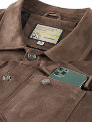 製品画像: スエード調 ターンダウンカラー ワークジャケットの全体展示画像。折り返し襟(ターンダウンカラー)とフラップポケットのクラシックなデザインが特徴。カーキ、グレー、コーヒー、ブラックの4色展開で、日常使いからカジュアルまで対応可能。
詳細画像: フラップポケットとボタンのディテールをクローズアップした画像。スエード調素材の柔らかい質感と耐久性をアピールし、デザインの細部にこだわりを表現。