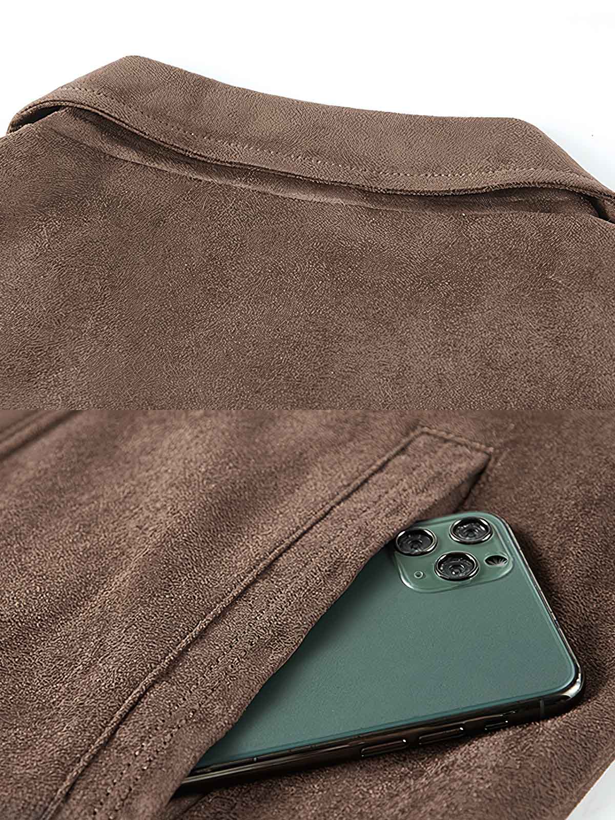 製品画像: スエード調 ターンダウンカラー ワークジャケットの全体展示画像。折り返し襟(ターンダウンカラー)とフラップポケットのクラシックなデザインが特徴。カーキ、グレー、コーヒー、ブラックの4色展開で、日常使いからカジュアルまで対応可能。
詳細画像: フラップポケットとボタンのディテールをクローズアップした画像。スエード調素材の柔らかい質感と耐久性をアピールし、デザインの細部にこだわりを表現。