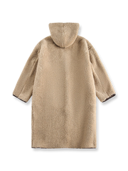 製品画像: ムートン一体 シープボア ダッフルコートの全体展示画像。厚手で暖かいムートンデザインが特徴で、トグルボタンとフード付きのクラシックなスタイルが際立つ。ルーズフィットシルエットで実用性とファッション性を両立。
詳細画像: トグルボタンのデザインと袖口のレザーパイピングをクローズアップした画像。細部のこだわりが分かるディテールで、耐久性と高級感を強調。