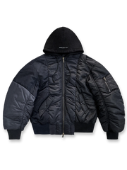 製品画像: アシンメトリーパッチワーク フード付き フライトジャケットの全体展示画像。三色のバイカラーデザインとアシンメトリーパッチワークが特徴的で、フード付きのスタイリッシュな外観が冬のストリートファッションにぴったり。
詳細画像: パッチワークデザインのディテールと三色のバイカラーカラーリングをクローズアップした画像。独自のジップディテールと袖口のデザイン性が際立つ。