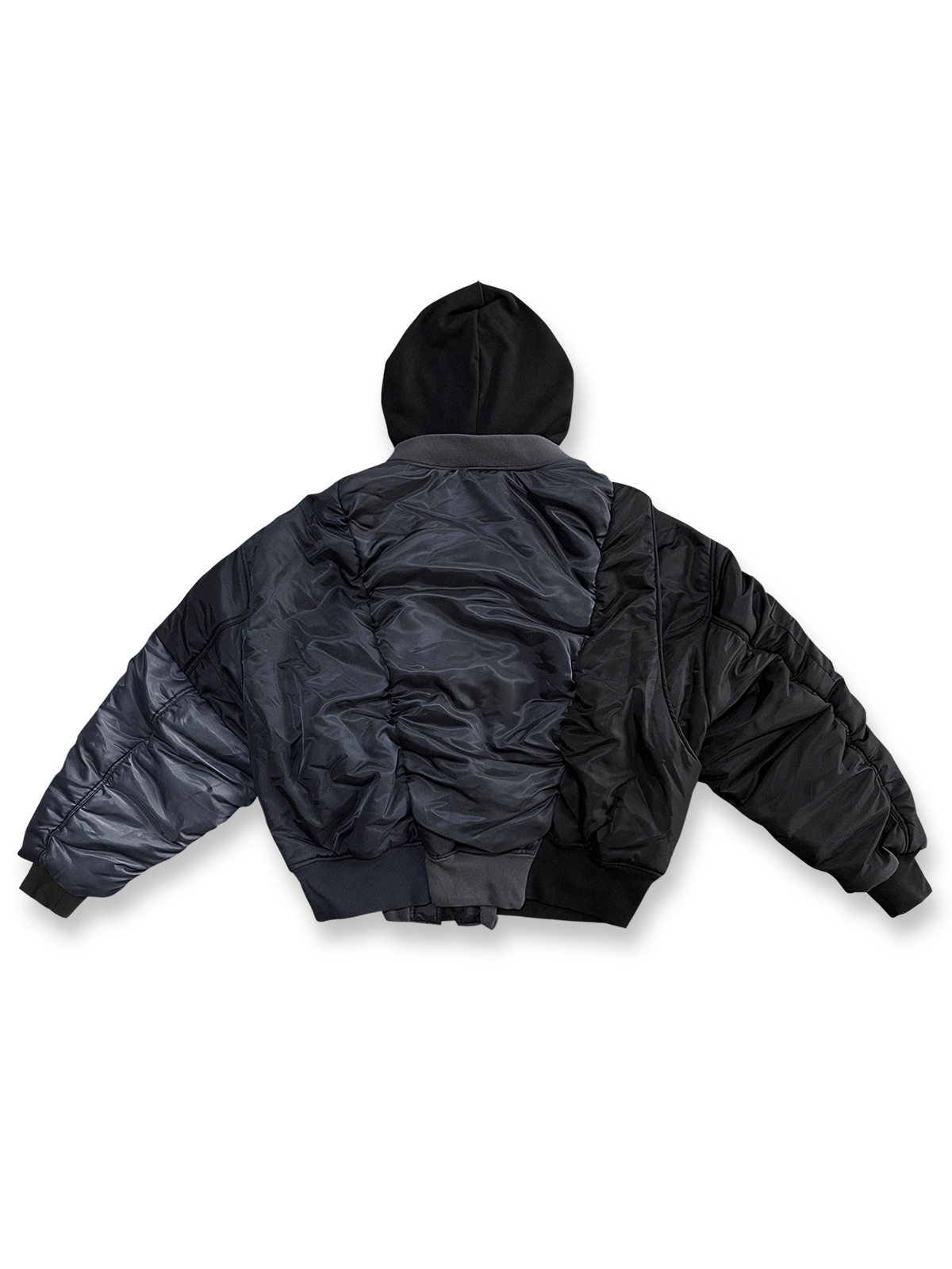 製品画像: アシンメトリーパッチワーク フード付き フライトジャケットの全体展示画像。三色のバイカラーデザインとアシンメトリーパッチワークが特徴的で、フード付きのスタイリッシュな外観が冬のストリートファッションにぴったり。
詳細画像: パッチワークデザインのディテールと三色のバイカラーカラーリングをクローズアップした画像。独自のジップディテールと袖口のデザイン性が際立つ。