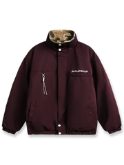 製品画像: 迷彩スタンドカラー リバーシブル 厚手中綿ジャケットの全体展示画像。クラシックな迷彩パターンと柔らかいシープスキン素材のリバーシブルデザインが特徴。冬の多様なシーンに適した実用的かつトレンド感のあるアイテム。
詳細画像: 迷彩面とシープスキン面のディテールをクローズアップした比較画像。ジッパーや伸縮性のある袖口デザインが快適性と保温性を強調。