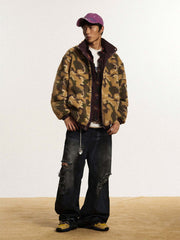 詳細画像: 迷彩面とシープスキン面のディテールをクローズアップした比較画像。ジッパーや伸縮性のある袖口デザインが快適性と保温性を強調。
モデル画像: 迷彩スタンドカラー リバーシブル 厚手中綿ジャケットを着用したモデルによる多様な冬のコーディネート提案。アウトドアから普段使いまで対応可能なスタイリッシュなスタイルを披露。